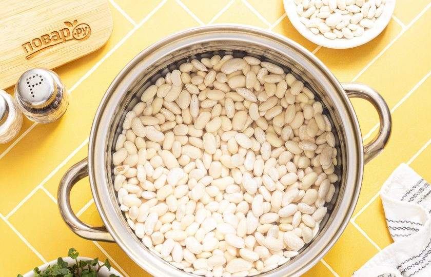 1. Этап. Фасоль белая консервированная: Переложите фасоль в кастрюлю, залейте чистой водой. Доведите до кипения.