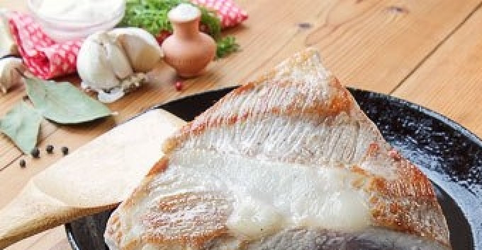 1. Этап. Свинина, запеченная со сметаной: Мясо обжарьте на раскалённой сковороде с маслом до румяной корочки со всех сторон.