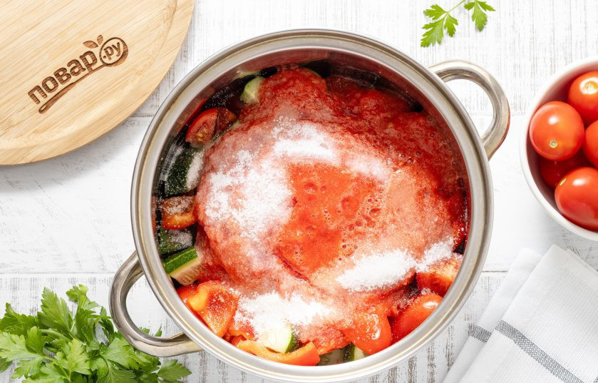 1. Этап. Огуречник: Влейте томатное пюре с болгарским перцем и растительное масло, добавьте соль, сахар и черный молотый перец. Аккуратно все перемешайте. Доведите до кипения на среднем огне и после этого варите 5 минут.