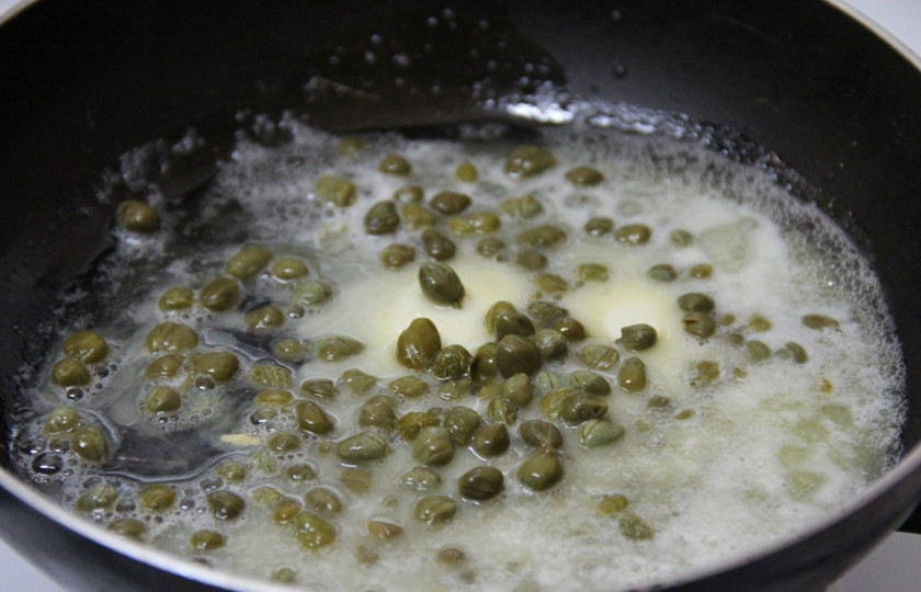 1. Этап. Запеченный лосось под соусом: 3. Тем временем на сковороде растопим сливочное масло, обжарим на нем муку. Сюда же - сок одного лимона, каперсы и измельченный чеснок. Тщательно соус перемешиваем, по необходимости добавляем немного воды.