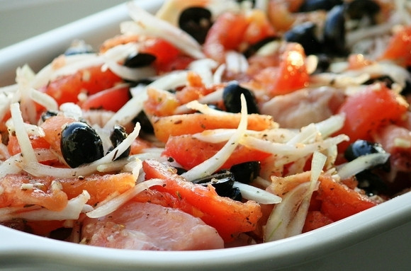 1. Этап. Курица по-провански: Берем форму для запекания, слегка смазываем маслом. Выкладываем в нее половину овощей, затем курицу, затем вторую половину овощей.