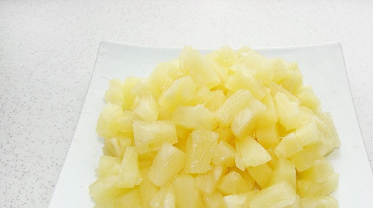 1. Этап. Ананасы в карамели: 1. Свежий ананас нужно очистить и нарезать небольшими кубиками, удалив сердцевину. С консервированным фруктом все проще: можно сразу купить ананасы, порезанные кубиками, но нам также подойдут такие фрукты и кольцами (их следует нарезать небольшими кусочками).