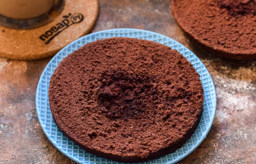 1. Этап. Торт Мираж: Основу нашего торта разрежьте на три части.