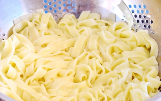 1. Этап. Асам Лакса: Приготовьте рисовую лапшу согласно инструкции на упаковке, слейте с нее воду.