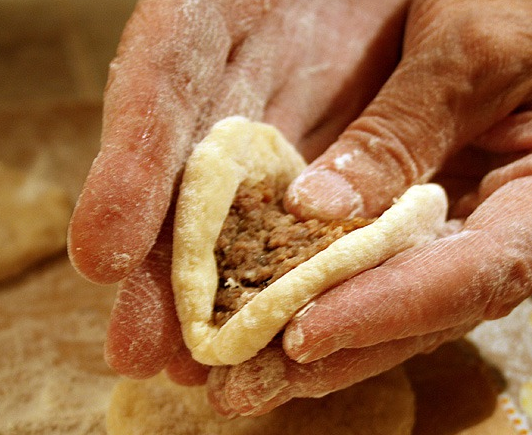 1. Этап. Вареники с мясом на кефире: 3. Теперь раскатываем из теста пласт, по центру помещаем начинку и защипываем края. Отварим в кипятке 5-6 минут после того, как всплывут.