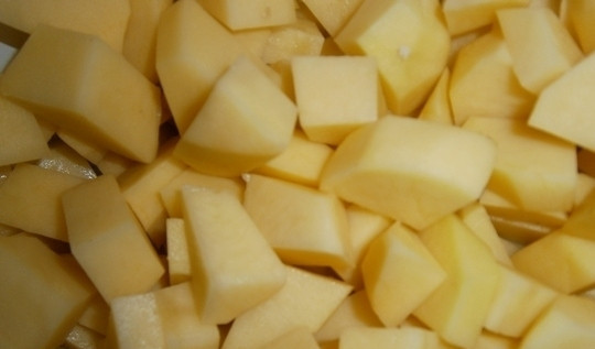 1. Этап. Жареное мясо с картошкой в мультиварке: Картофель почистите, промойте и нарежьте таким же способом, как и мясо.