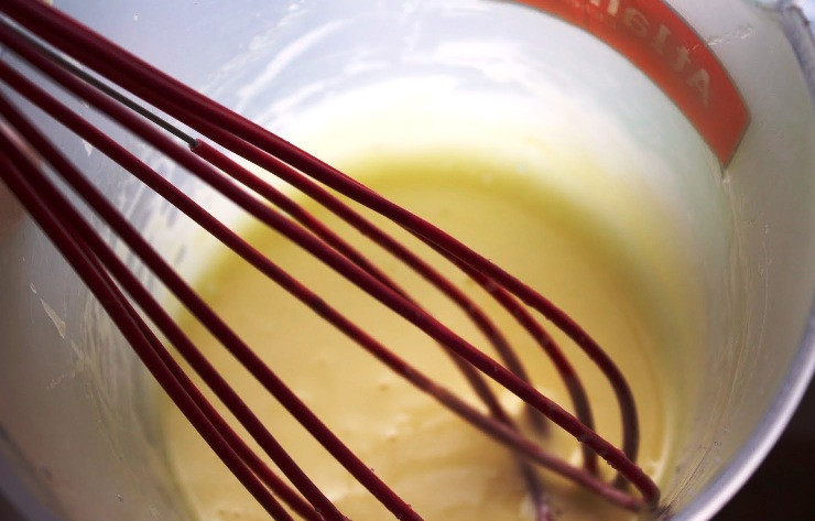 1. Этап. Шоколадный торт с муссом: Молоко и половину стручка ванили нагрейте на медленном огне, не доводя до кипения. Один желток взбейте с 30 граммами сахара и, помешивая, влейте горячее молоко. Поставьте на огонь и немного прогрейте до загустения.