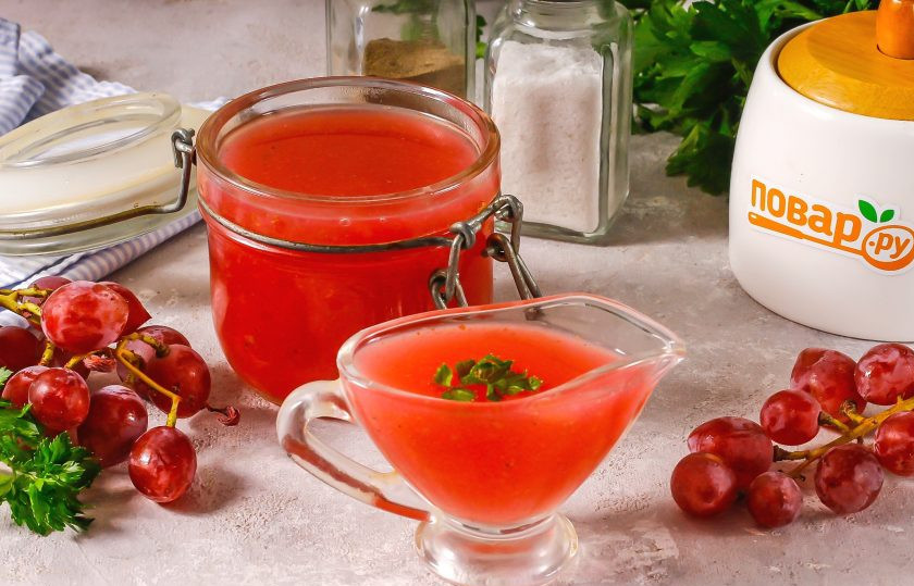 1. Этап. Соус из винограда на зиму: Разлейте соус в ошпаренные кипятком или простерилизованные банки и закатайте крышками по резьбе или с помощью ключа для консервации. Оставьте немного соуса себе на пробу.