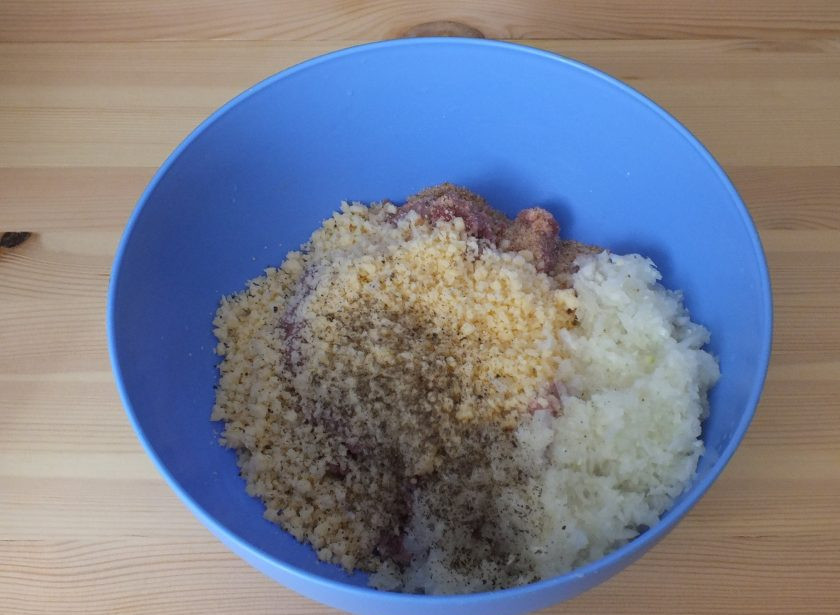 1. Этап. Пельмени с сыром и мясом: В чаше смешайте фарш, измельченные лук и сыр. Добавьте по вкусу соль и перец. Перемешайте.