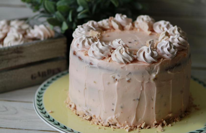 1. Этап. Торт на День Рождения своими руками: Остатки крема распределите по бокам и верху торта. Отправьте торт в холодильник на 6-8 часов.