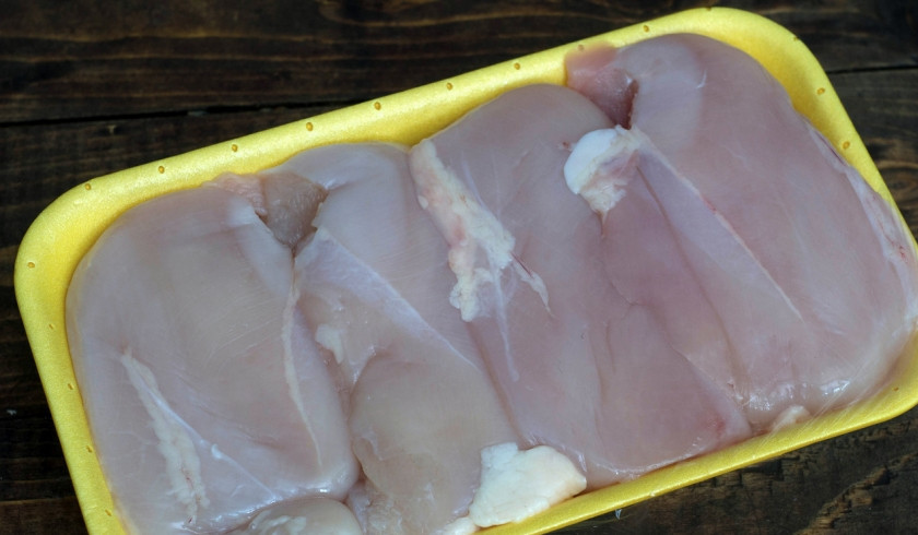 1. Этап. Бастурма из курицы: Две куриные грудки нужно вымыть, очистить от жира и пленок и просушить.