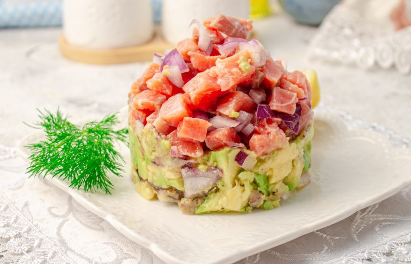 1. Этап. Праздничный легкий салат с семгой и авокадо: Спустя время достаньте салат из холодильника и аккуратно снимите кольцо. Готовый салат подавайте охлажденным. Приятного аппетита!