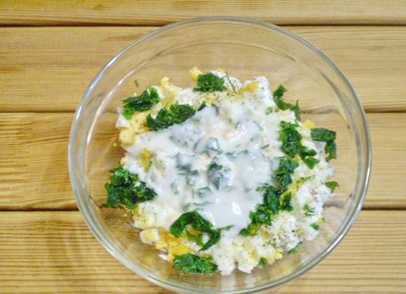 1. Этап. Салат из творога с зеленью: 5. Добавляем зелень, соль, перец черный молотый и кефир или простоквашу.