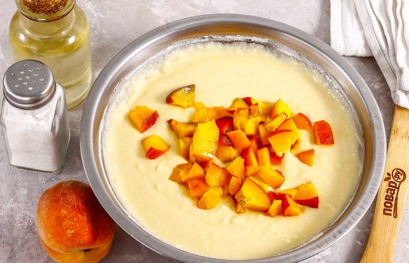 1. Этап. Творожная запеканка с персиками в мультиварке: Персики промойте в воде, разделите пополам и удалите косточки. Нарежьте мякоть не крупными кубиками и добавьте в тесто. Крупная нарезка опустится при выпекании на дно — помните об этом!