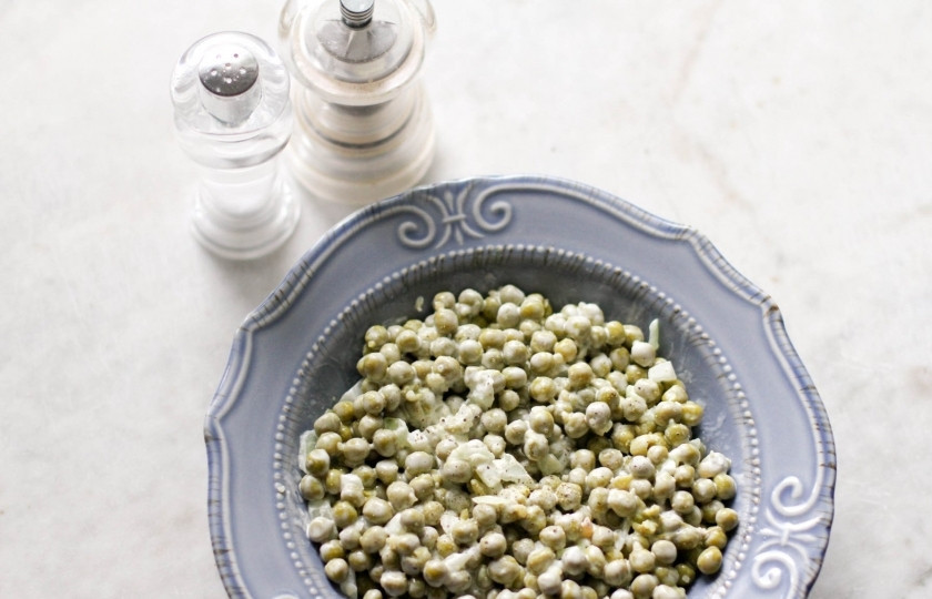 1. Этап. Салат с зелёным консервированным горошком: Посолите, поперчите. Помешайте ещё раз. Ваш салат с зелёным консервированным горошком готов!