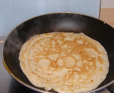 1. Этап. Блинчики с творогом на кислом молоке: На каждый блинчик будет уходить по 1-2 минуты жарки.