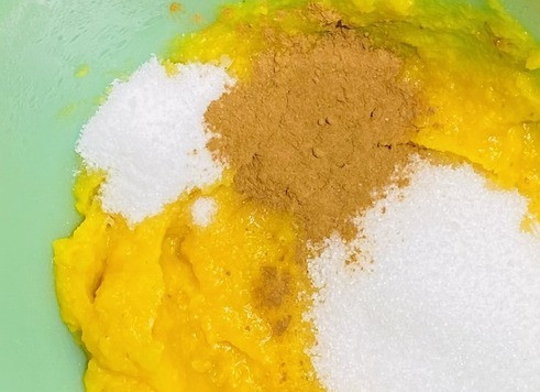 1. Этап. Сливочно-тыквенный десерт: Тыква готова, пробить погружным блендером, добавить, Сахар, корицу, ванилин, распущенный желатин (я подогревала в микроволновке )сливки, пробить блендером. На этом этапе можно откорректировать на вкус сахара.