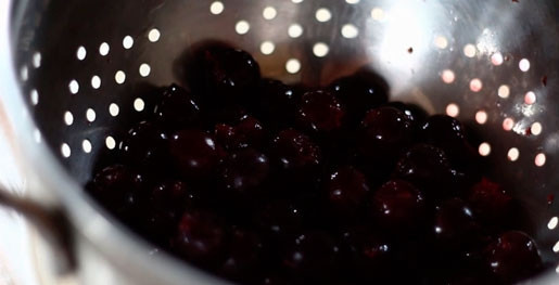 1. Этап. Вишня в шоколаде с коньяком: После этого времени откиньте ягоды в дуршлаг, чтобы ушла лишняя влага.