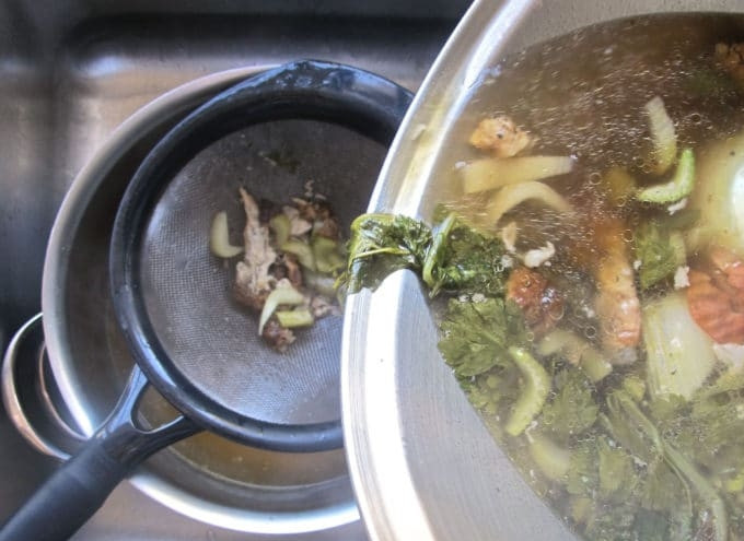 1. Этап. Суп с курицей на гриле: 3. Варите суп 90 минут на среднем огне. Затем процедите, оставив только бульон.