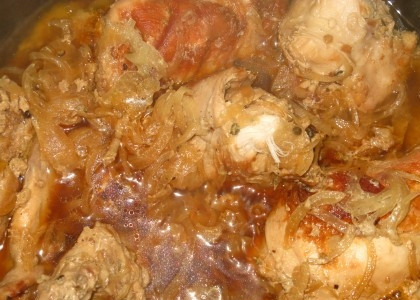 1. Этап. Кролик в пиве: Тушим кролика до полной готовности. Время приготовления зависит от размера тушки, мне понадобился приблизительно 1 час. Готового кролика подаем с любым гарниром, можно украсить зеленью.