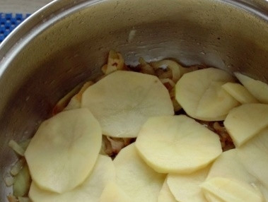 1. Этап. Крем-суп из шпината (оригинальный рецепт): На растительном масле в кастрюле обжариваем репчатый лук до золотистости, добавляем специи. Сверху выкладываем картофель и тушим. Листья шпината хорошенько промываем, укладываем в кастрюлю и тушим все вместе несколько минут.