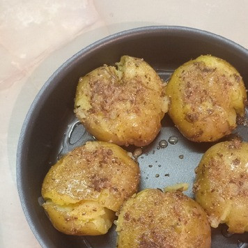 1. Этап. Битый картофель по-австралийски: Форму для запекания смазать растительным маслом и аккуратно выложить туда расплющенный картофель. Сверху картофель смазать ароматной смесью.