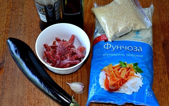 1. Этап. Салат с фунчозой и баклажанами: Подготовьте ингредиенты. Болгарский перец у меня замороженный.