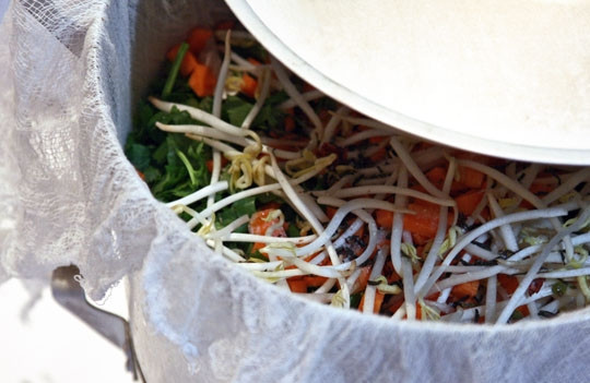 1. Этап. Овощной бульон в пароварке: Ставим пароварку на кастрюлю, накрываем крышкой. Доводим до кипения на быстром огне, затем сбавляем огонь до среднего и варим бульон ровно 1 час под закрытой крышкой.