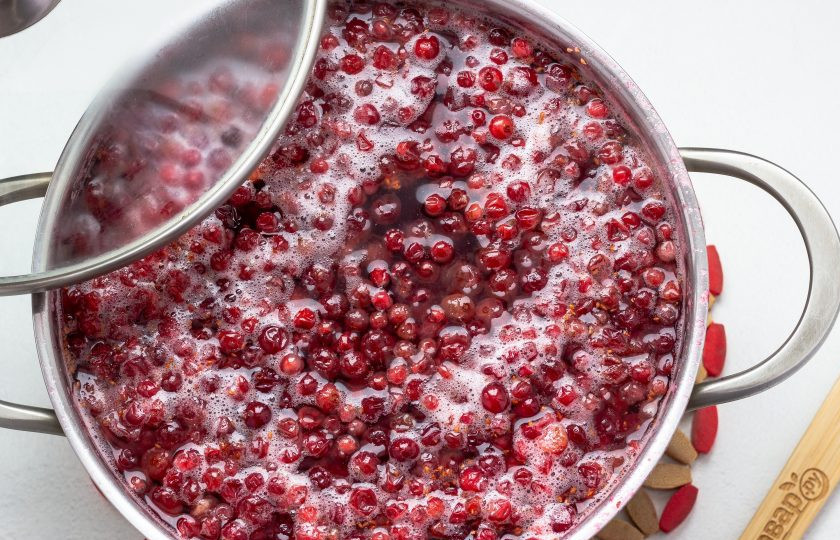 1. Этап. Компот из замороженной клюквы: Готовому компоту дайте настояться и остынуть не менее 30 минут.