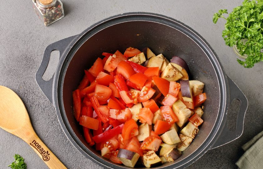 1. Этап. Лагман из кролика: Затем добавьте нарезанные кубиками баклажаны и помидор. Перец нарежьте соломкой.