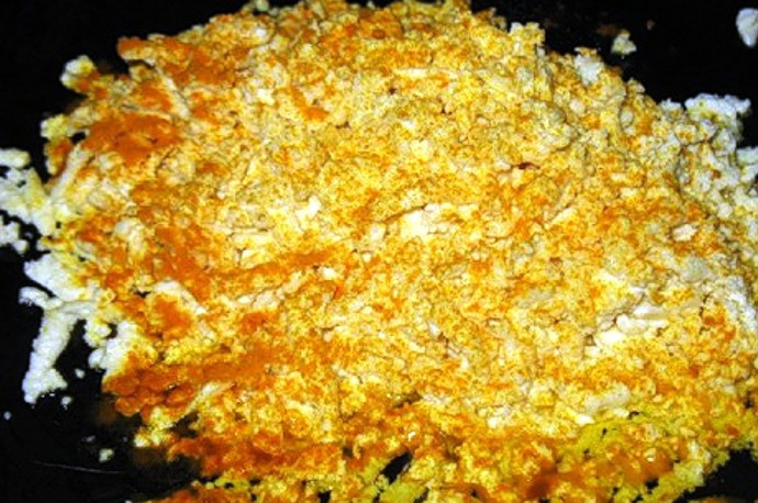 1. Этап. Вегетарианские голубцы с паниром: Сыр панир потрите на терке, добавьте куркуму и выложите его на смазанную маслом сковороду. Слегка обжарьте.