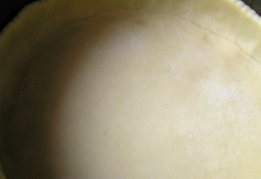 1. Этап. Праздничная кростата с зефиром: Застелите дно формы для выпечки (диаметром 18 см) бумагой для выпечки, уложите тесто в форму. Выпекайте 