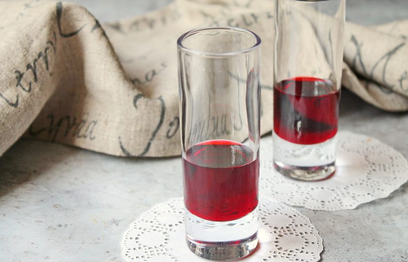 1. Этап. Коктейль Боярский: Аккуратно, лучше всего через воронку налейте гренадин.