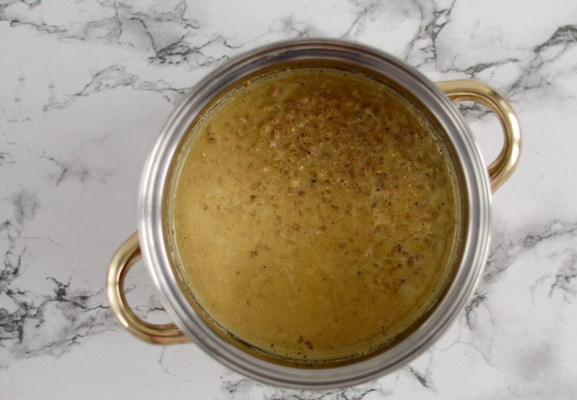 1. Этап. Каша из полбы: Добавьте полбу. Варите кашу 25-30 минут на низком огне.