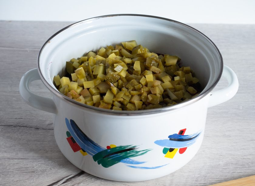 1. Этап. Винегрет с солеными огурцами и горошком: Следом отправляем нарезанные огурцы.