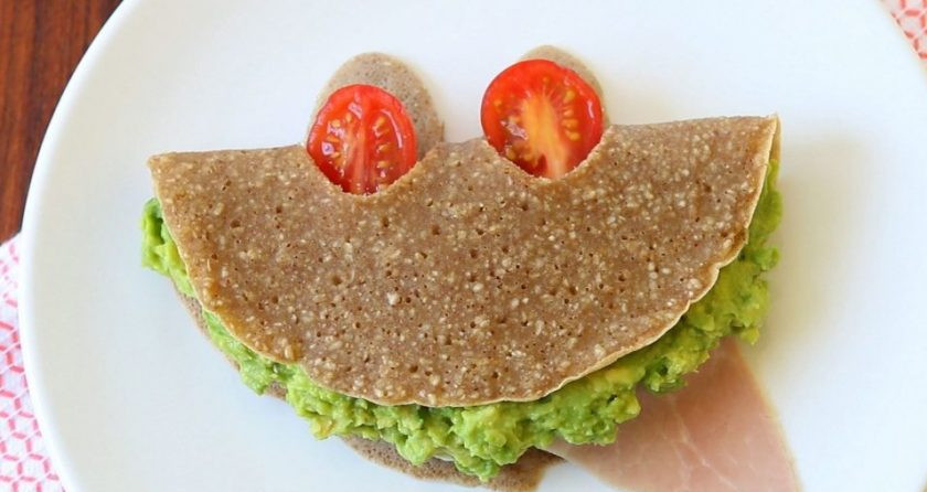 1. Этап. Гречневые блины с начинкой: 9. Получилась смешная рожица. Также можете красиво украсить другие блины. Приятного аппетита!