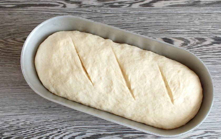 1. Этап. Хлеб с уксусом: Заранее разогрейте духовку вместе с формой для выпечки хлеба до температуры 200 градусов. Горячую форму достаньте из духовки. Выложите в неё тесто. Сделайте три разреза и оставьте на 10 минут. Через 10 минут поставьте форму с хлебом в духовку и уменьшите температуру до 180 градусов. Выпекайте хлеб 35-40 минут.