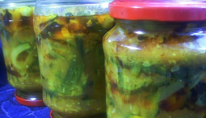 1. Этап. Кабачки по-татарски: Если есть желание, можно разложить кабачки по банкам и закатать. Потом хранить в холодильнике.