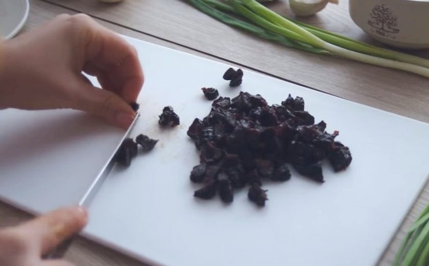 1. Этап. Салат Кукуруза: Чернослив нарежьте мелкими кубиками.