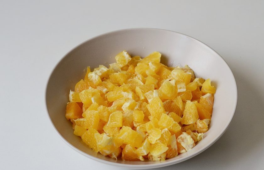 1. Этап. Штрудель с апельсинами: Для начала подготовьте начинку. Апельсины очистите от кожуры. Нарежьте на мелкие кусочки.