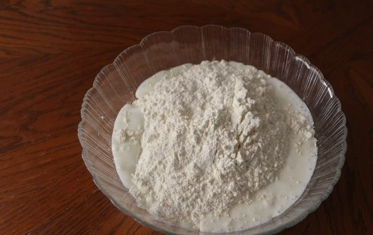 1. Этап. Хычины с картошкой: 1. В небольшую мисочку налейте кефир и добавьте соду. Аккуратно все перемешайте. Просейте сверху муку с солью.