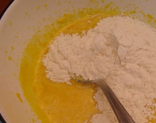 1. Этап. Нежные блинчики: 2. Постоянно перемешивая, вводите муку до получения густого теста. Постепенно добавляйте остальное молоко, не прекращая помешивать.