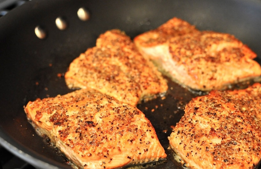 1. Этап. Филе лосося на сковороде: Снимаем с огня и подаем. Готово!