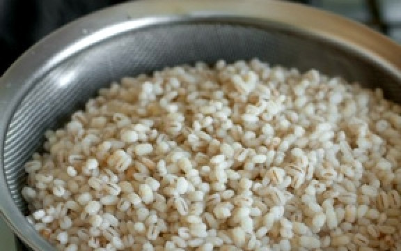 1. Этап. Гарнир из перловки: Наша перловка набухла. Перекладываем ее в кастрюльку, наливаем воду на 2 пальца сверху. Ставим вариться на медленном огне на 30-40 минут.