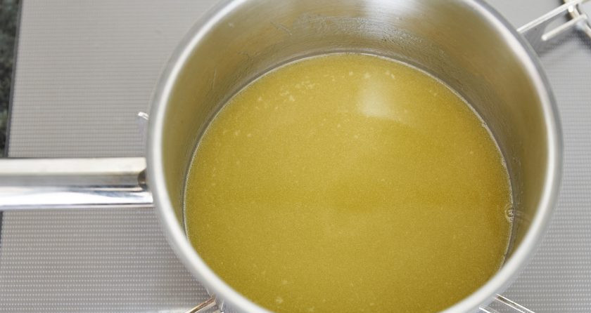 1. Этап. Десерт с миндалем: 2. В кастрюлю отправьте масло, кукурузный сироп, соль, воду и поставьте на огонь. Варите до образования однородной смеси, 1-3 минуты.