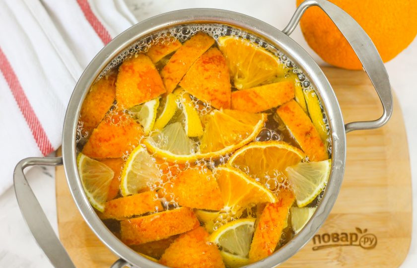 1. Этап. Компот из апельсина и лимона: Влейте теплую воду и поместите емкость на плиту. Доведите до кипения, убавьте нагрев до среднего и варите примерно 15-20 минут.