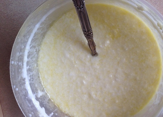 1. Этап. Итальянское мороженое с оливковым маслом: 6. И теперь каждые 40 минут нам придется перемешивать мороженое, чтобы его консистенция получилась однородной.