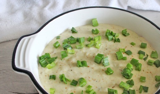 1. Этап. Яйца в сырном соусе: Посыпать мелко нарезанным зеленым луком.