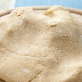 1. Этап. Классическое имбирное печенье: Далее, подсыпая небольшими порциями мучную смесь, замешиваем тесто. Тесто должно получиться не очень крутым.