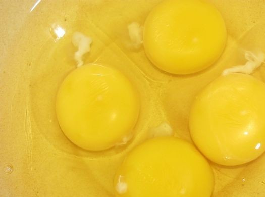 1. Этап. Омлет с майонезом: В миску разбиваем 4 яйца и солим по вкусу.